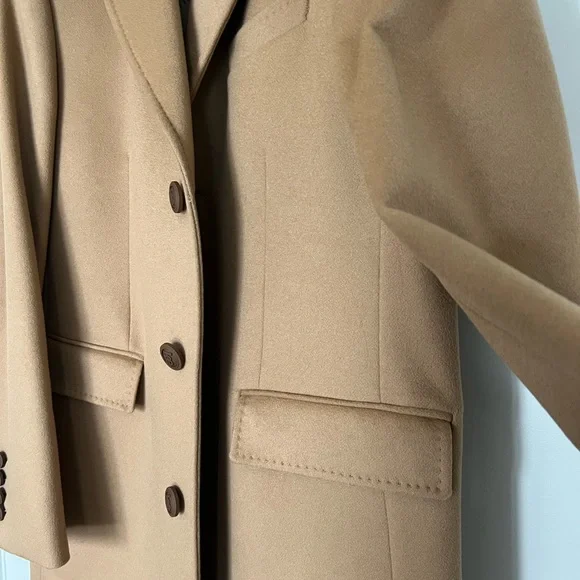 Burberry Beige/Tan Trench Coat Label Detail - Picture 9 of 16